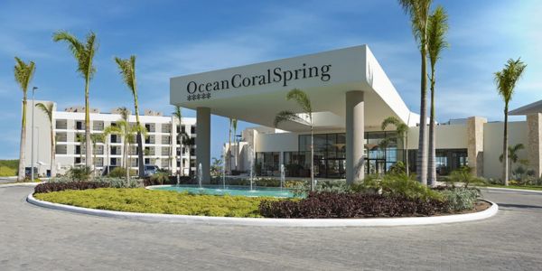 Grand entrance of Ocean Coral Spring Resort Falmouth for private airport transfers.