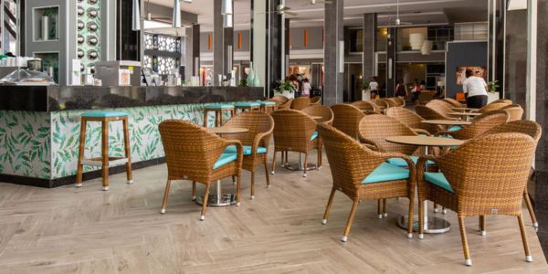 airport-transfer-to-riu-reggae-lobby-bar