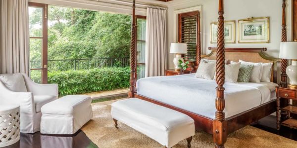 airport-transfer-to-round-hill-room-view