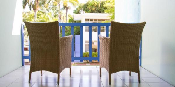 airport-transfer-to-tobys-resort-balcony