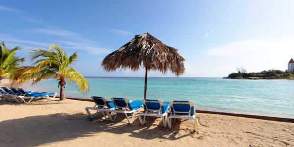 island-dream-tour-airport-transfer-to-runaway-bay-hotel-beach